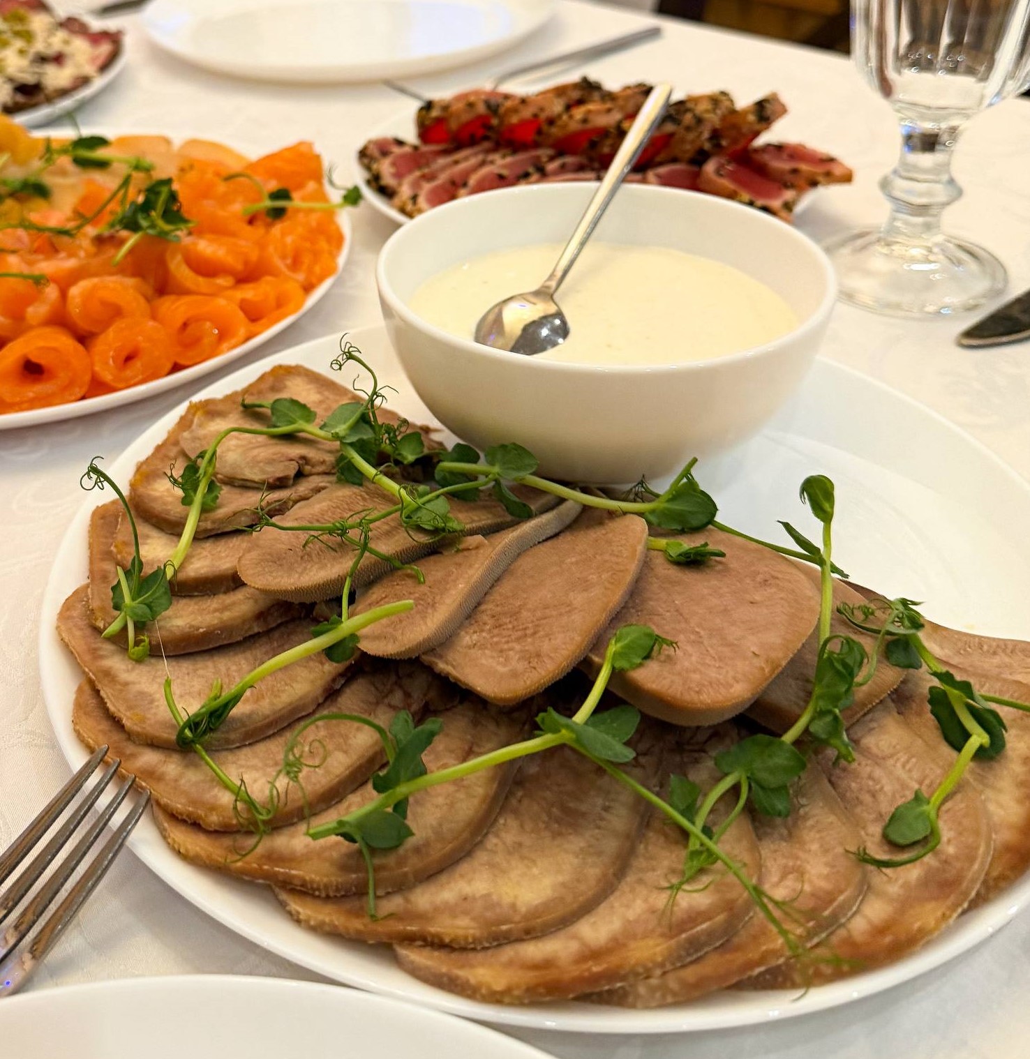 Язык отварной с хреном
