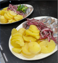 Картофель с селедкой и маринованным луком